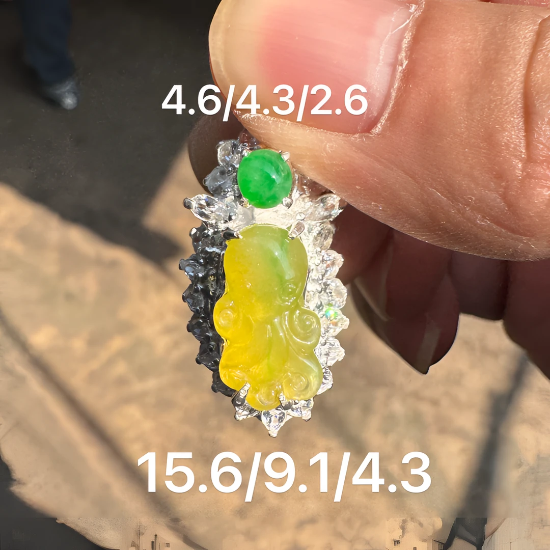 0204(小哪吒在源头)冰种翡翠黄加绿八爪鱼(八面玲珑)吊坠肉细M30