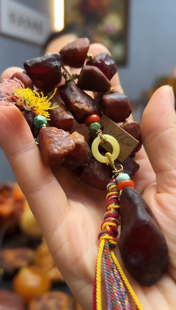 琥珀颈饰未镶嵌手持