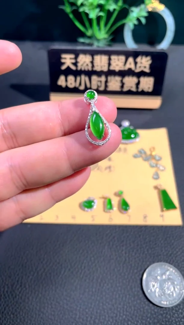 颈饰18K金镶嵌翡翠翡翠