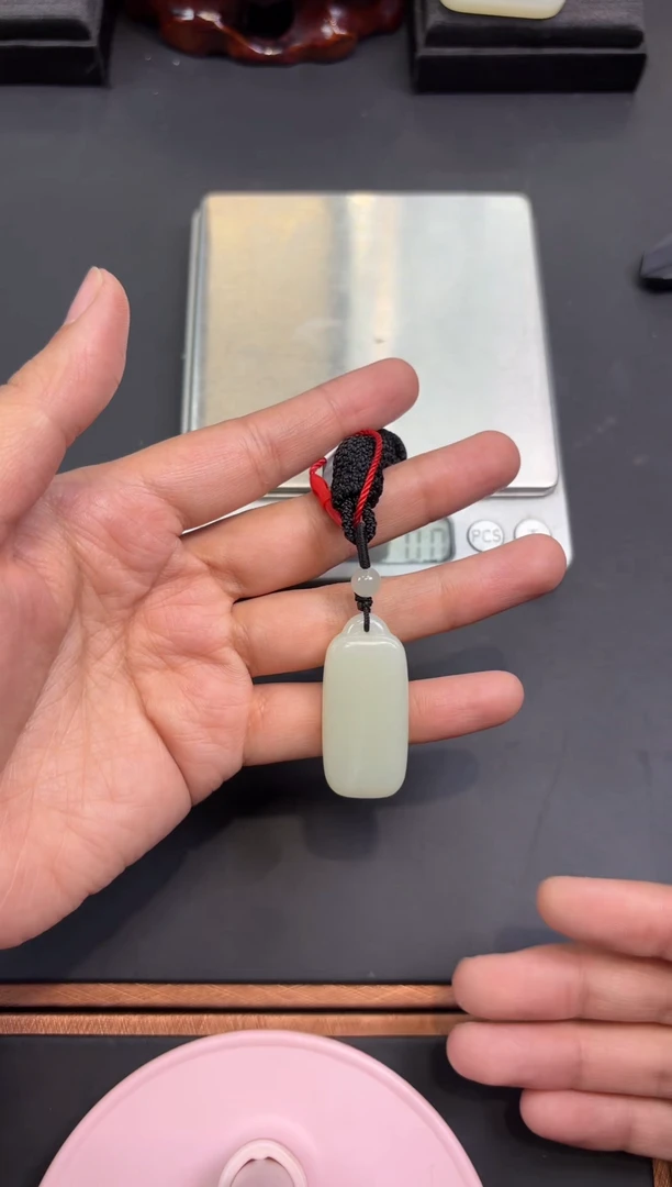 【闪购商品】和田玉吊坠(赠链)未镶嵌且末微色差迪克兰吊坠