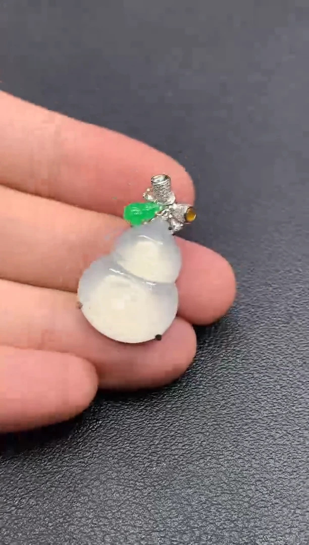 颈饰18K金镶嵌翡翠葫芦