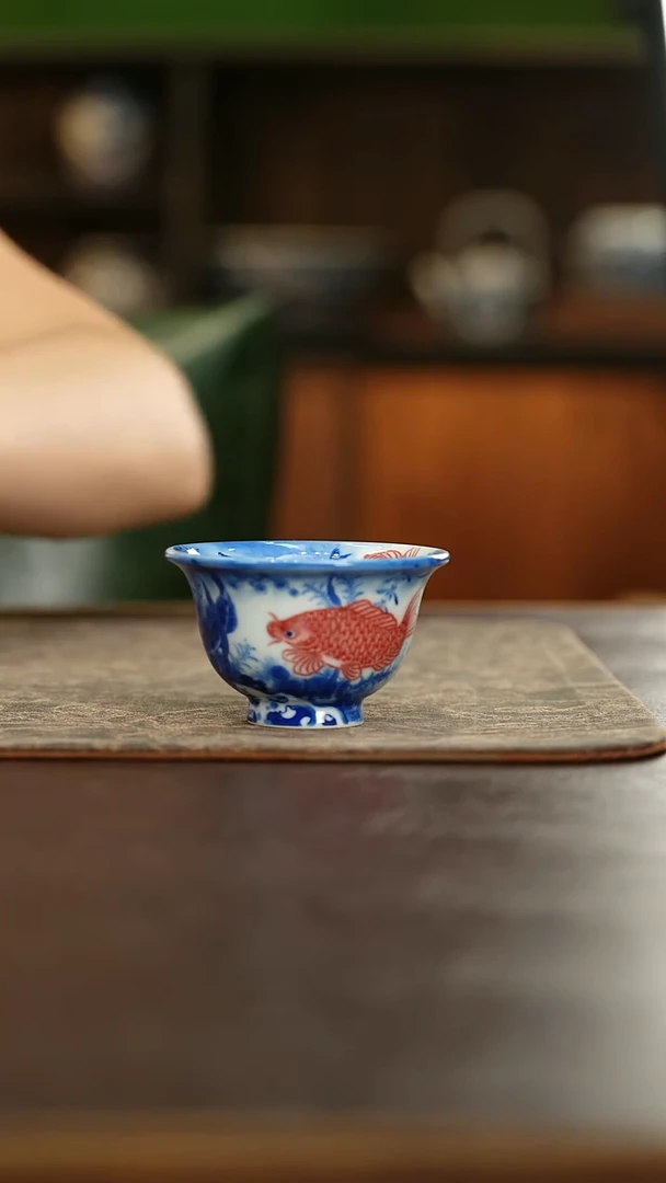 迎**阵恒垣山房 青花釉里红鱼在在压手杯