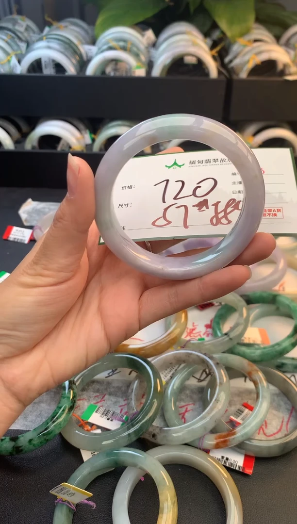 未镶嵌定制翡翠毛货需精细抛光+多人