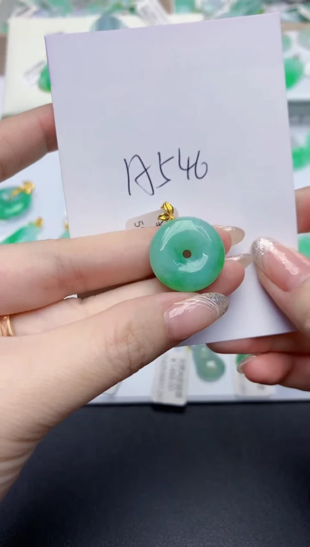 翡翠18K金镶嵌颈饰111111111