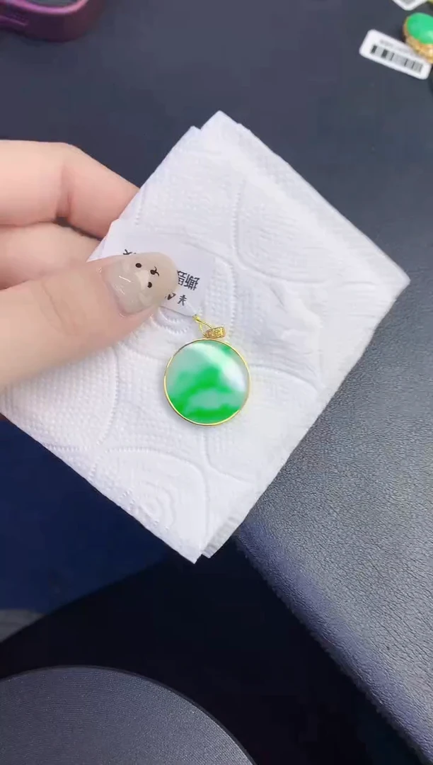 颈饰18K金镶嵌翡翠缅甸天然翡翠A货
