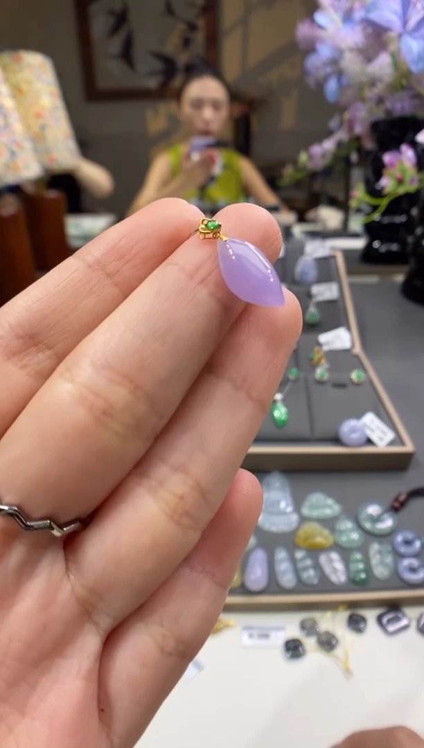 翡翠18K金镶嵌颈饰随形