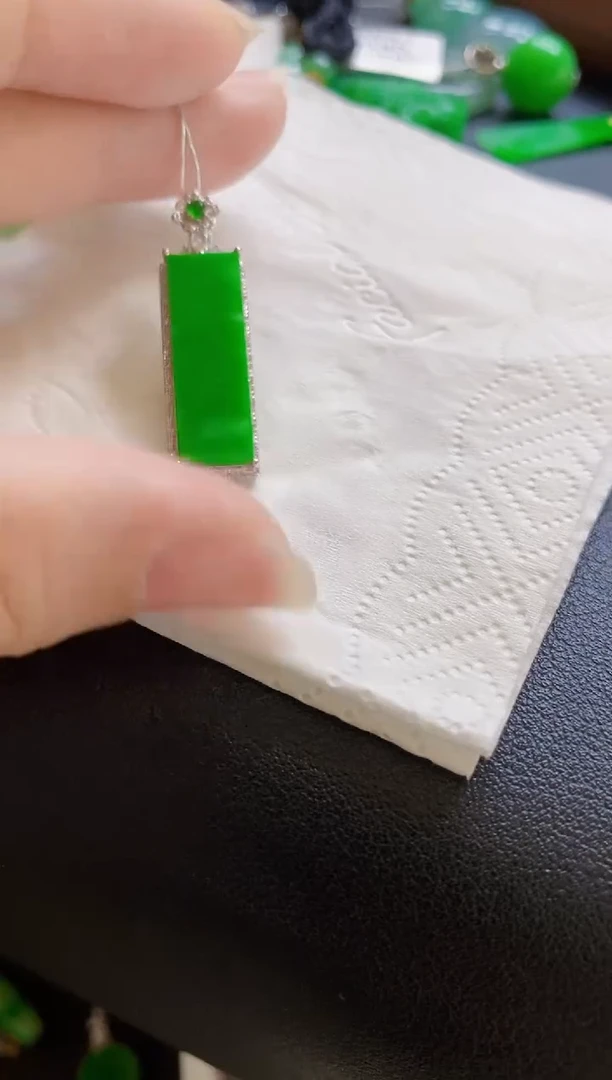 翡翠18K金镶嵌颈饰无事牌