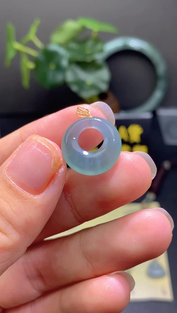 翡翠18K金镶嵌颈饰翡翠吊坠