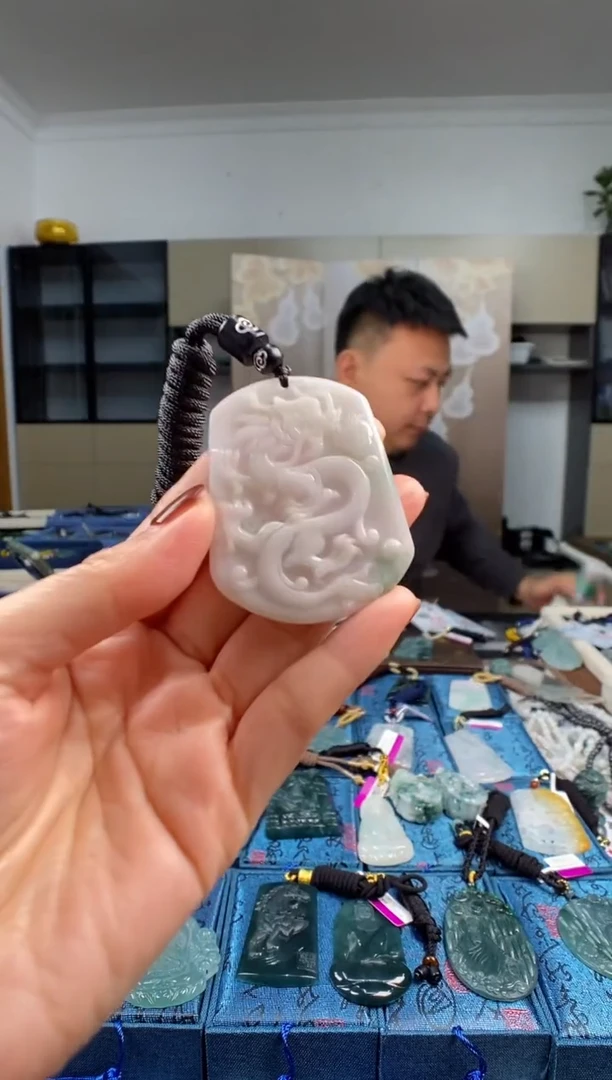 颈饰未镶嵌翡翠  多样性发其一