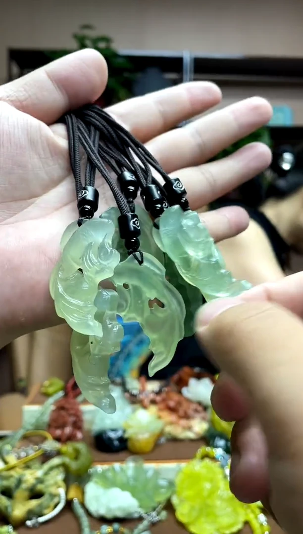 未镶嵌岫玉吊坠多样性发货发其中之一