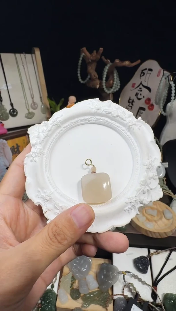 颈饰未镶嵌和田玉“***生藕粉方糖