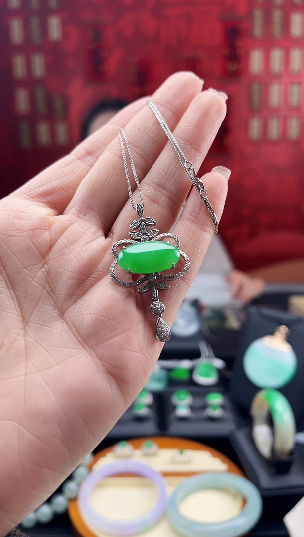 【闪购商品】翡翠颈饰18K金镶嵌吊坠