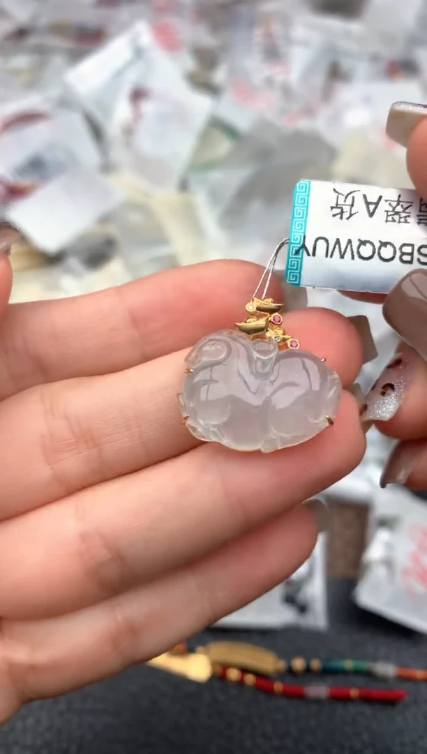 18K金镶嵌挂件翡翠一