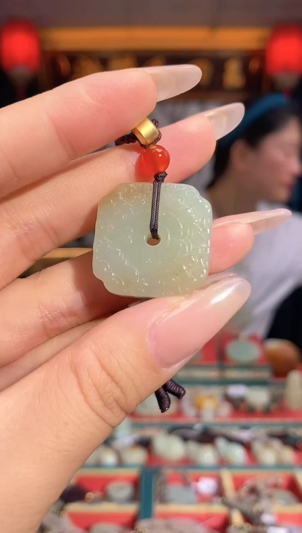 和田玉未镶嵌颈饰四方扣