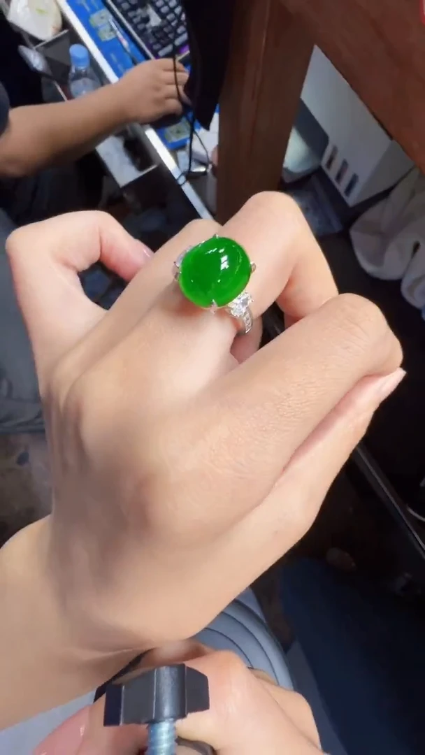 未镶嵌定制翡翠翡翠A货有轻微色差属于正常现象，戒指多样性发货1