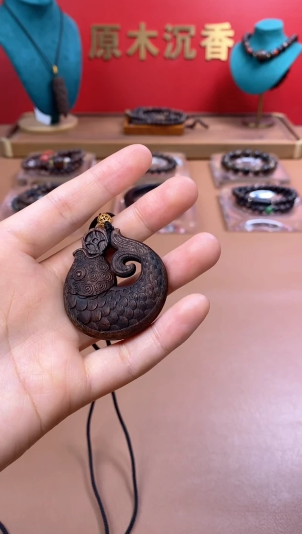 【闪购商品】沉香木手串P顺化紫棋手雕年年有鱼牌