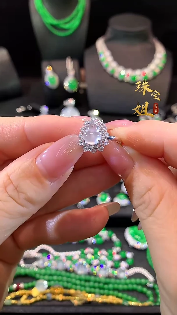 18K金镶嵌戒指翡翠戒指