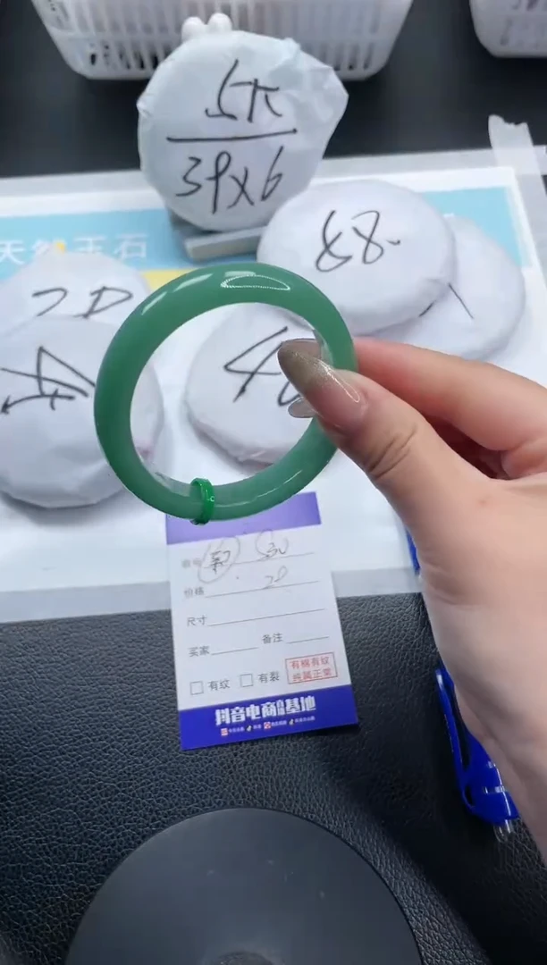 【闪购商品】石英质玉手镯未镶嵌18S30-52