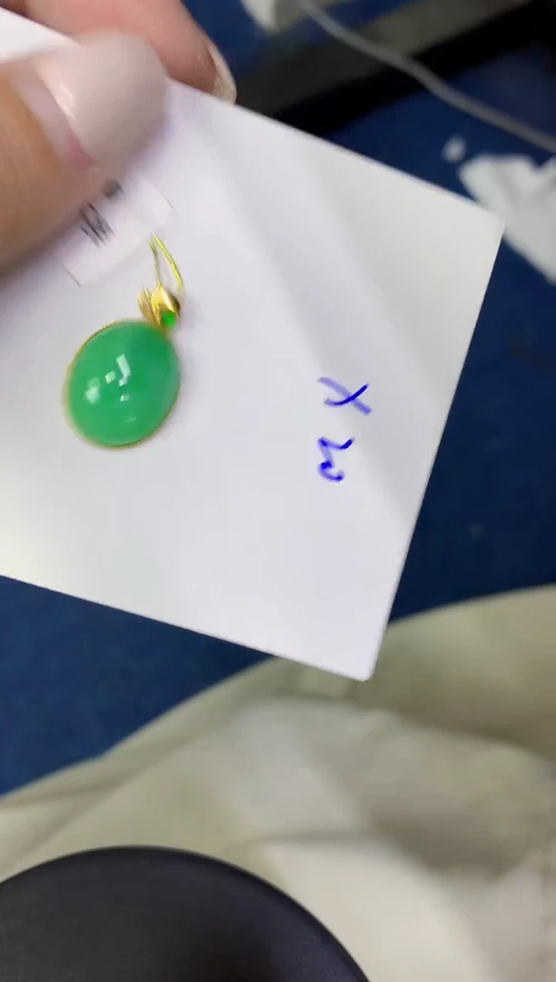 颈饰18K金镶嵌翡翠缅甸天然翡翠A货