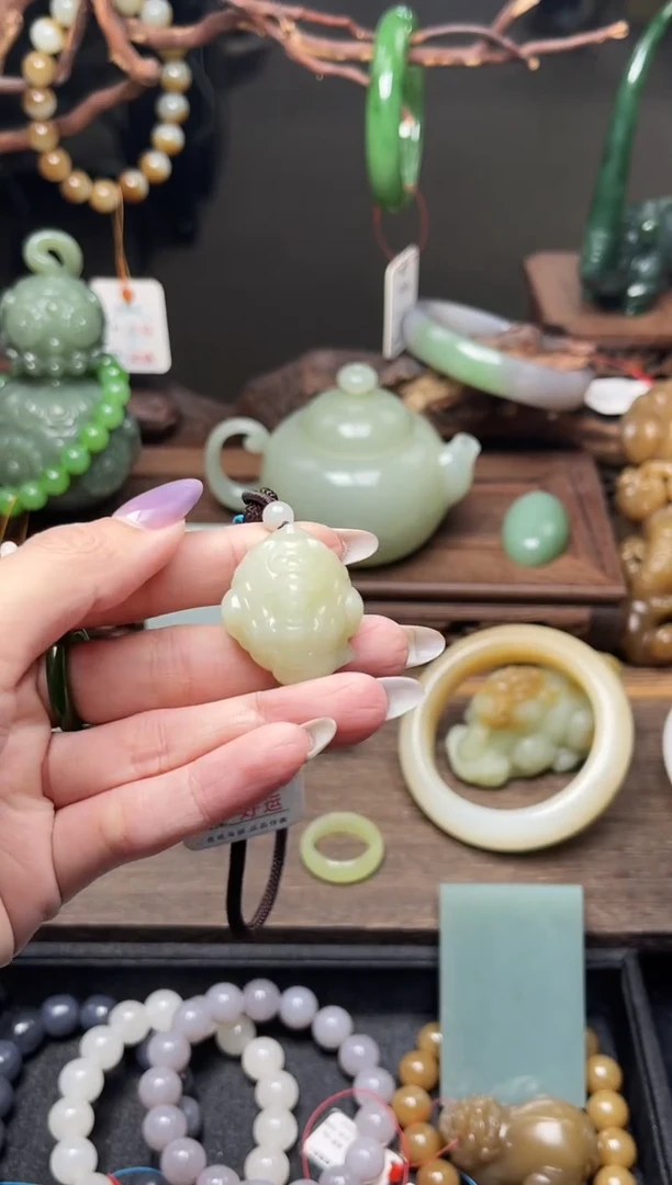 和田玉未镶嵌吊坠(不含链)且末迪克兰 金蟾有瑕疵2