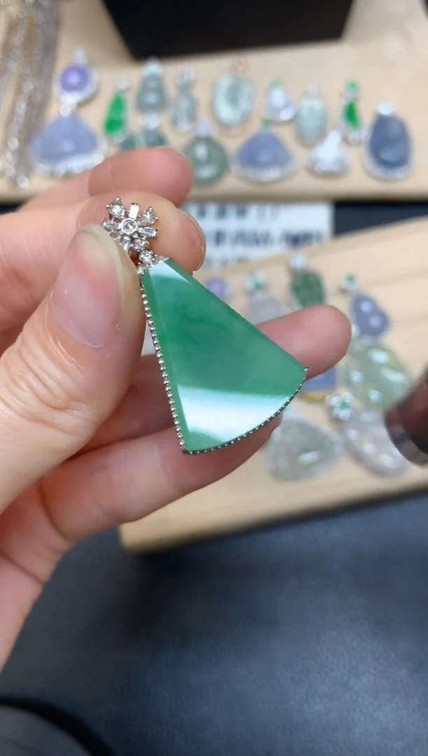 【闪购商品】翡翠颈饰18K金镶嵌无事牌【无服务费