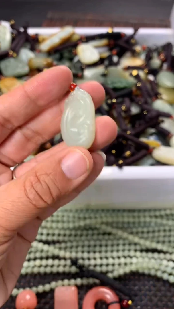 【闪购商品】和田玉颈饰未镶嵌多样性发货没有证书拍一发一有瑕