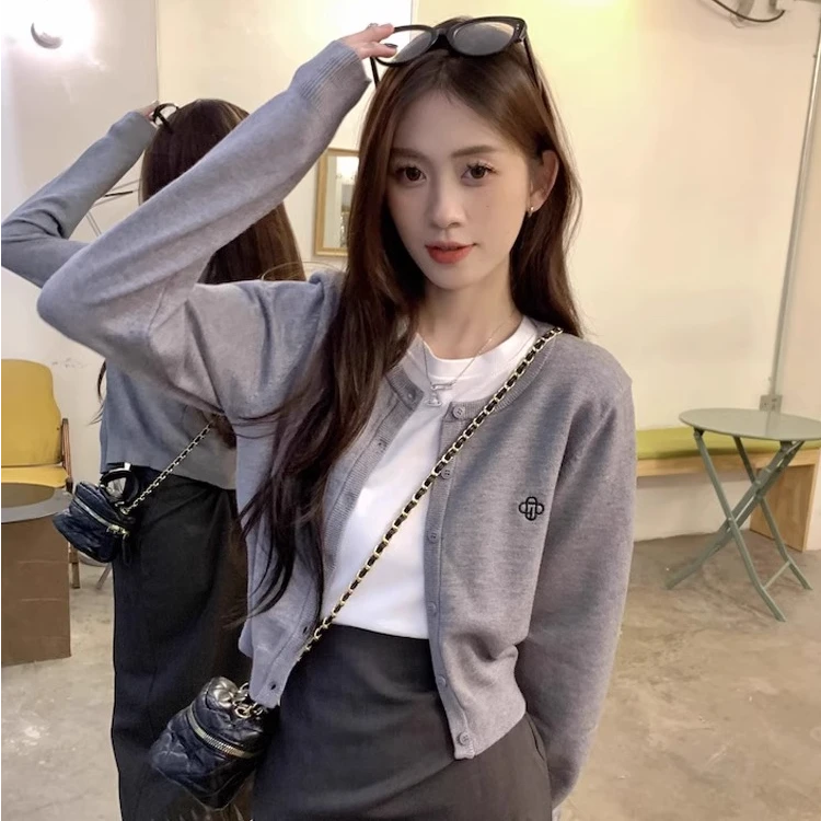 刺绣圆领灰色针织开衫女春秋新款外搭小个子宽松显瘦短款毛衣外套