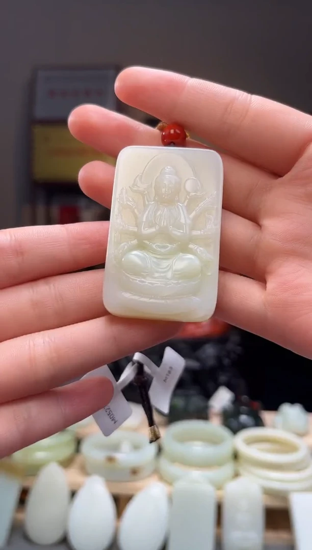 颈饰未镶嵌和田玉 吊坠微瑕