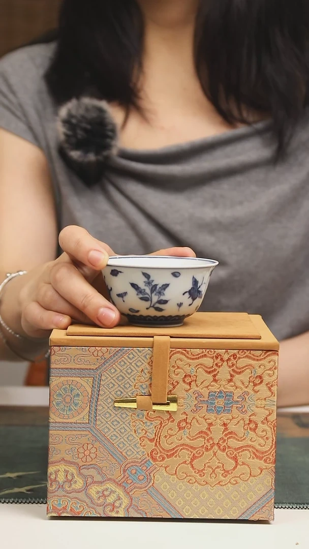 景德镇高温瓷蝶恋花大撇口杯