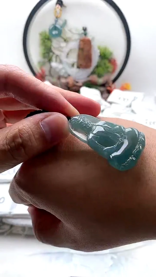 颈饰未镶嵌翡翠素衣观音