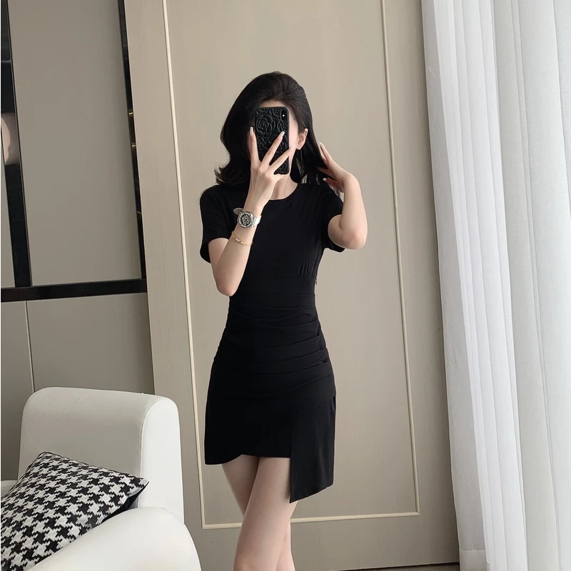 裙子夏天连衣裙2025新款赫本风小个子显高褶皱不对称包臀小黑裙女