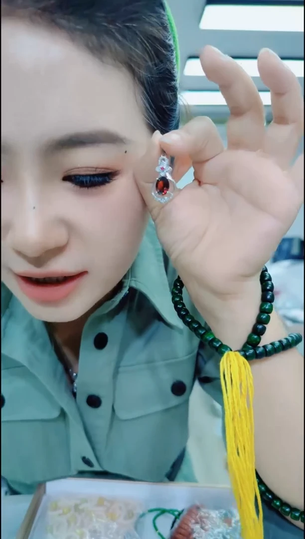 12103红镶嵌吊坠