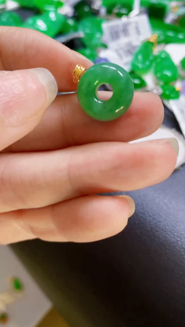 颈饰18K金镶嵌翡翠吊坠