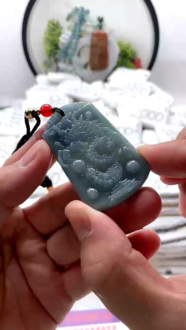 翡翠未镶嵌颈饰龙牌