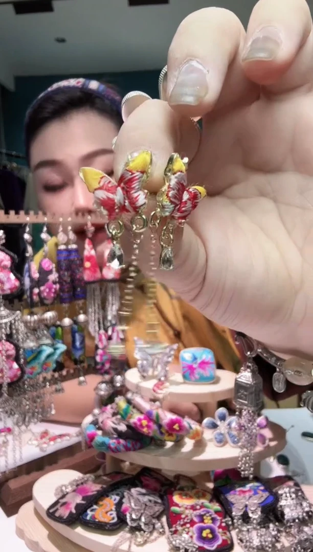 刺绣纯手工苗绣非遗耳钉