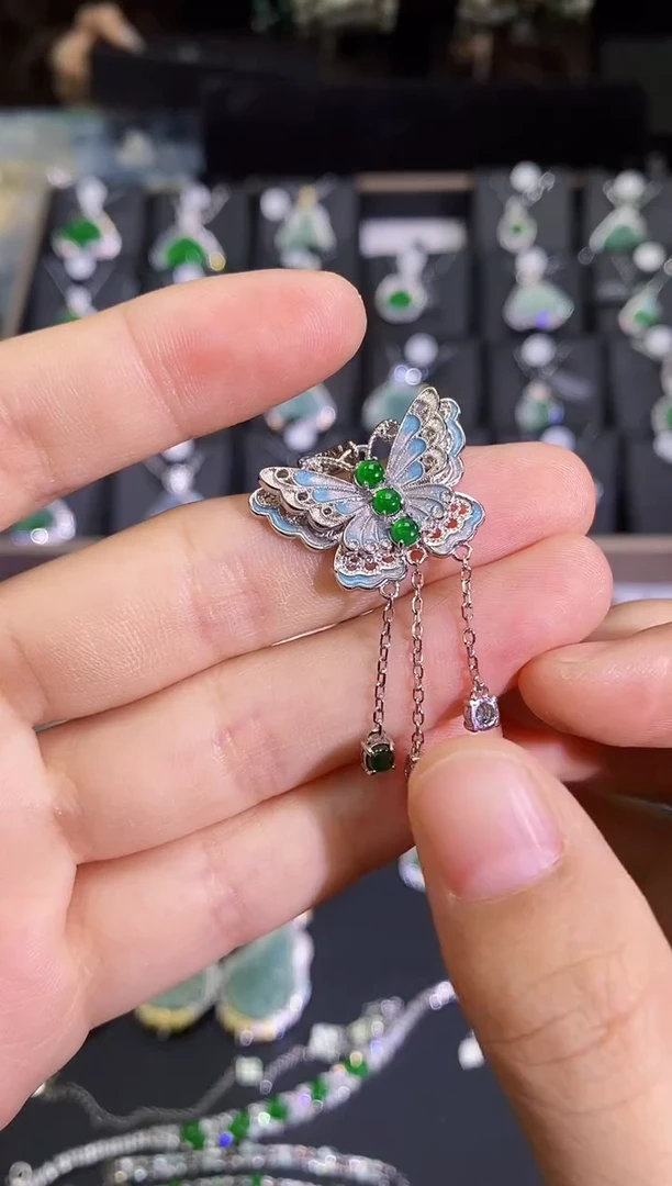 【闪购商品】翡翠吊坠(赠链)银S925镶嵌银色珐琅彩蝴蝶流苏吊坠
