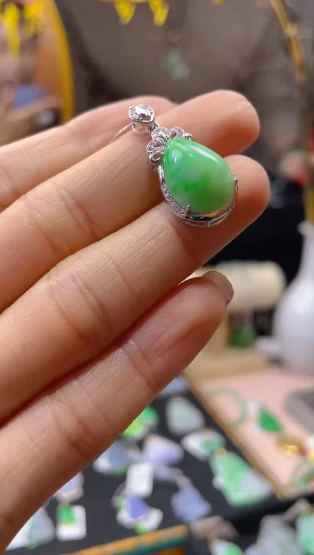 【闪购商品】翡翠颈饰未镶嵌假一赔三