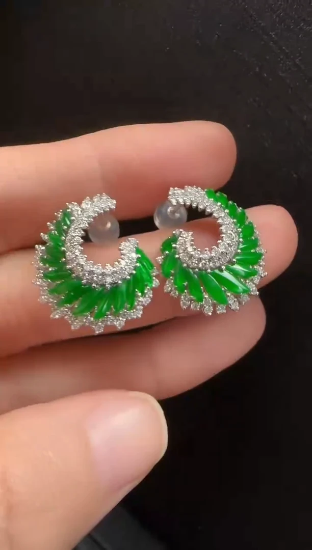 18K金镶嵌翡翠耳饰543随形一对