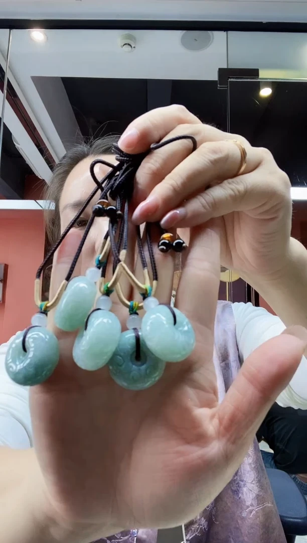 颈饰未镶嵌翡翠吊坠多样性发其一