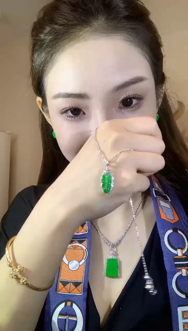 吊坠(不含链)18K金镶嵌翡翠**A12