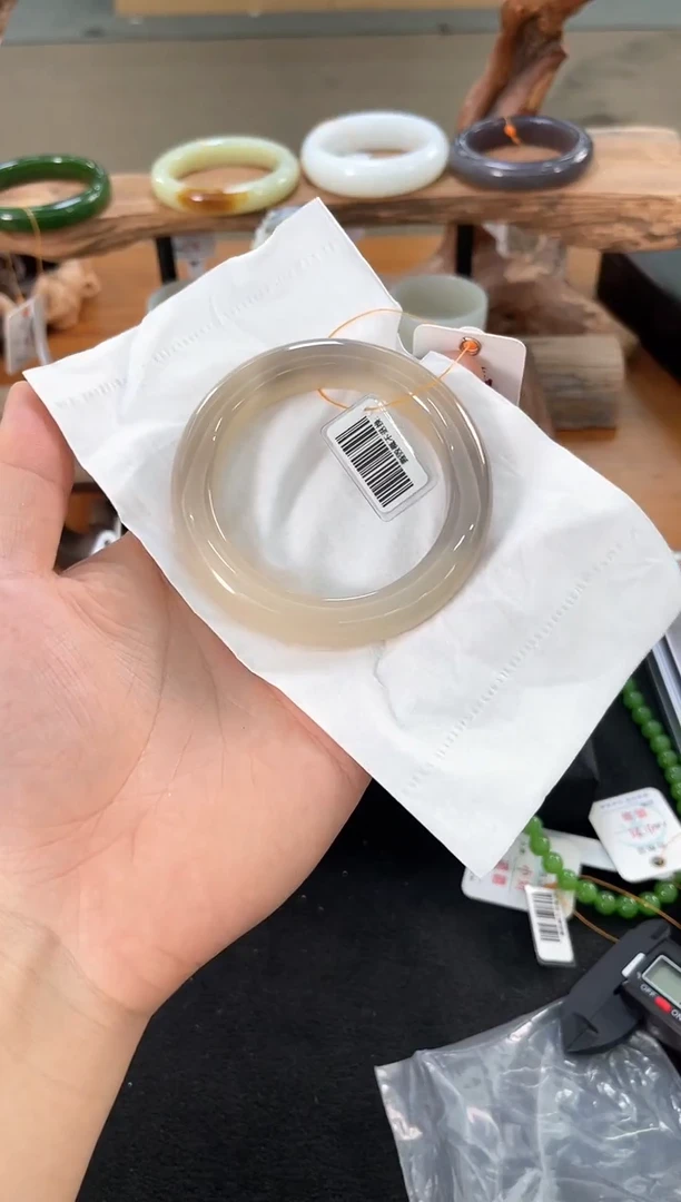 未镶嵌手镯和田玉青海藕粉带紫 56圈 2