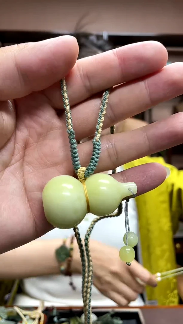 岫玉未镶嵌吊坠·