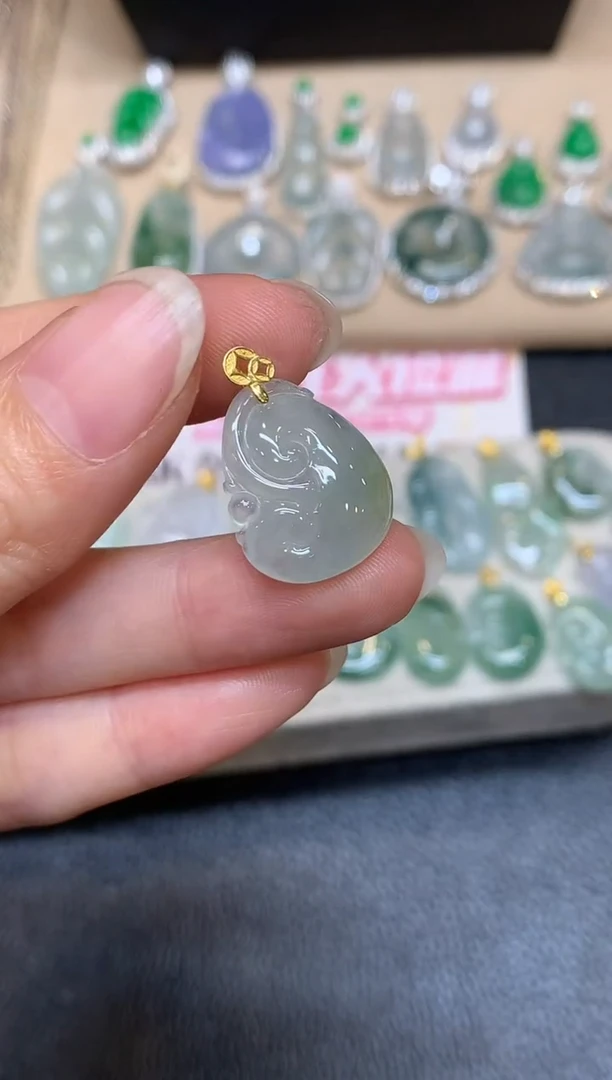 颈饰18K金镶嵌翡翠如意【无服务费