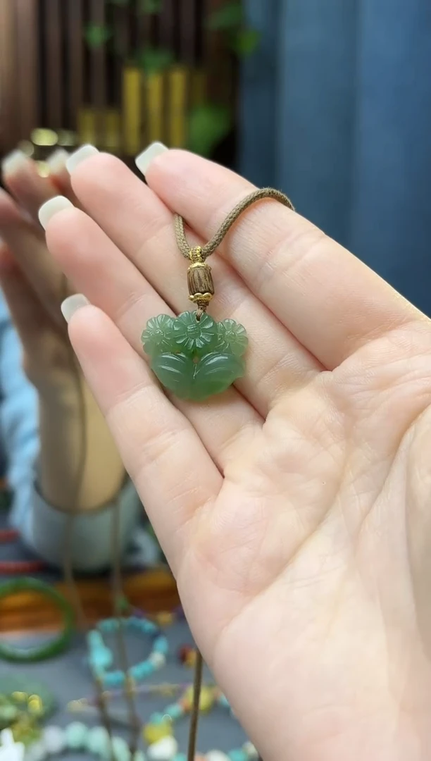 颈饰未镶嵌和田玉和田玉雕花吊坠HX
