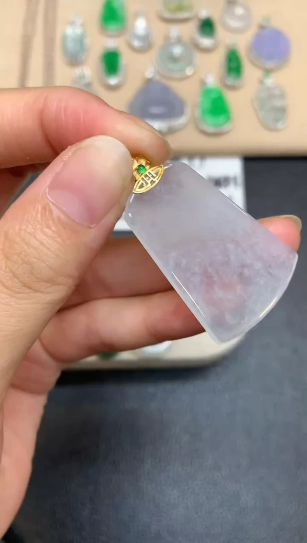 颈饰18K金镶嵌翡翠无事牌【无服务费