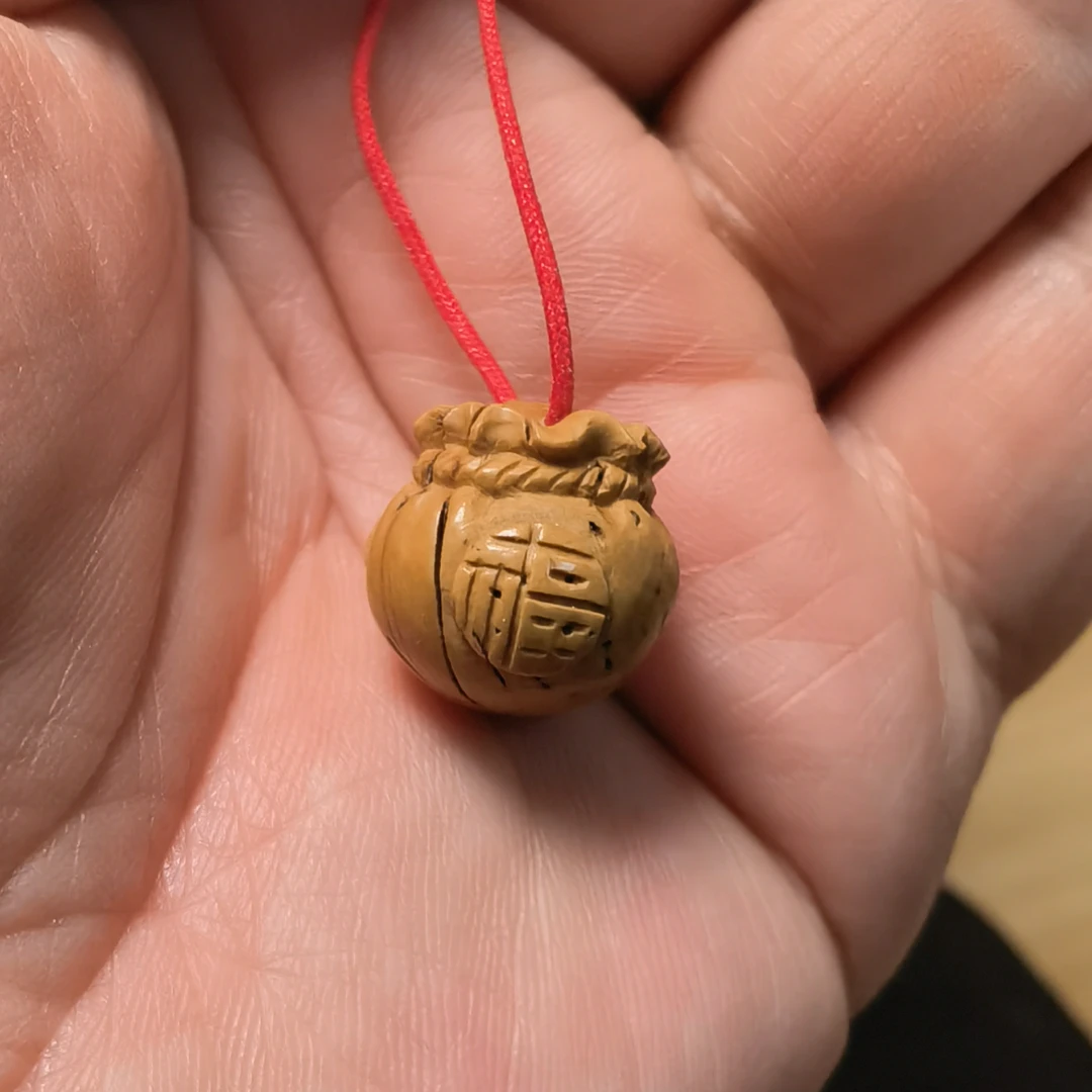 野生脑纹桃核纯手工雕刻福袋