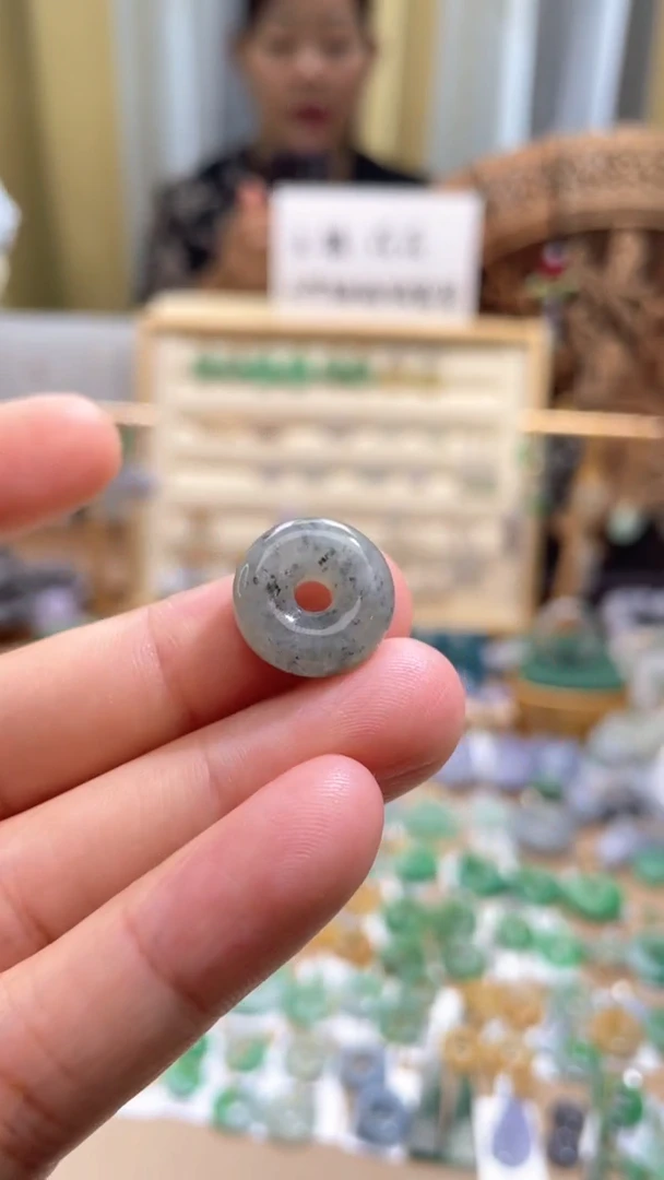 翡翠未镶嵌颈饰甜甜圈