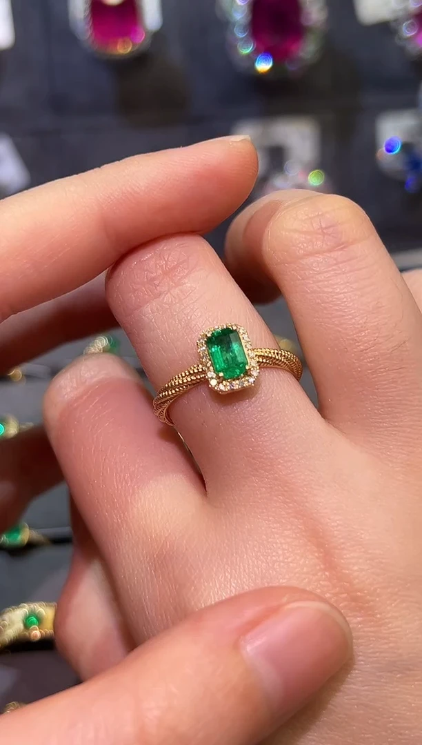 【闪购商品】祖母绿戒指18K金镶嵌0.59ct