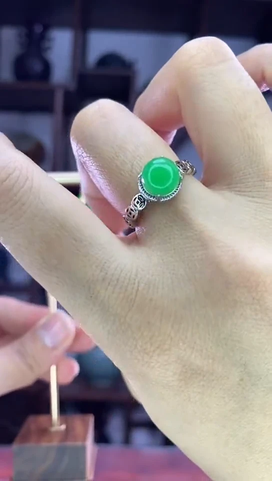 银S925镶嵌戒指翡翠J6阳绿蛋面戒指