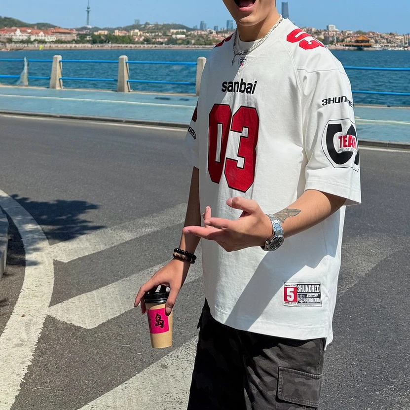 SANBAI 叁佰【赤焰】红白配色字母印花V领球服T恤